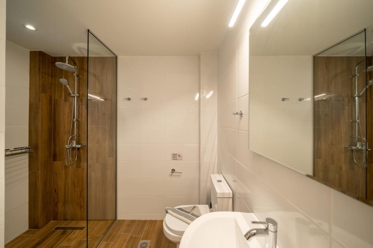 Esperos And Apartments, #1 And #5 *