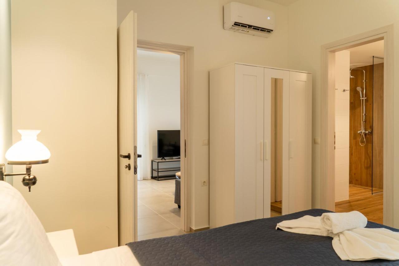 Esperos And Apartments, #1 And #5 *