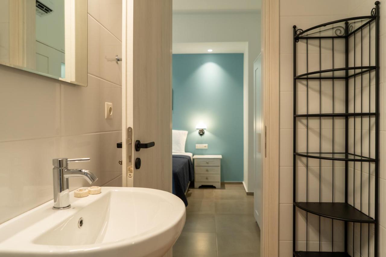 Esperos And Apartments, #1 And #5 *